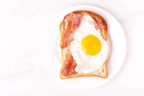 Бутерброд Смаженим Яйцем Беконом Традиційний Сніданок Ліцензійні Стокові Зображення