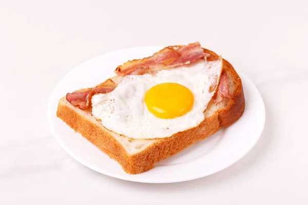 Sandwich Mit Spiegelei Und Speck Traditionelles Frühstück Stockfoto