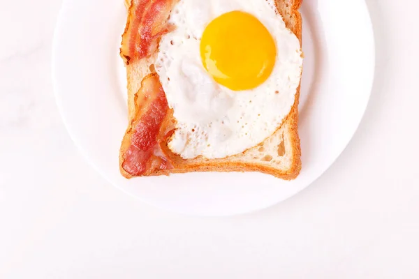 Бутерброд Смаженим Яйцем Беконом Традиційний Сніданок Стокове Зображення