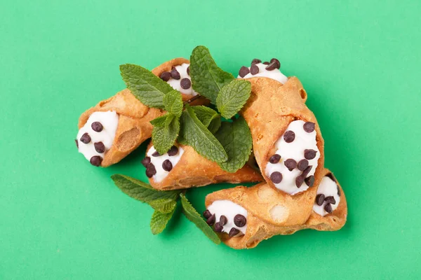 Traditionele Siciliaanse Dessert Cannoli Met Chocolade Ricotta Italiaanse Keuken — Stockfoto