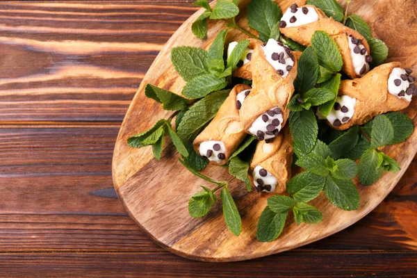 Traditionelle Sizilianische Dessert Cannoli Mit Schokolade Und Ricotta Italienische Küche lizenzfreie Stockbilder