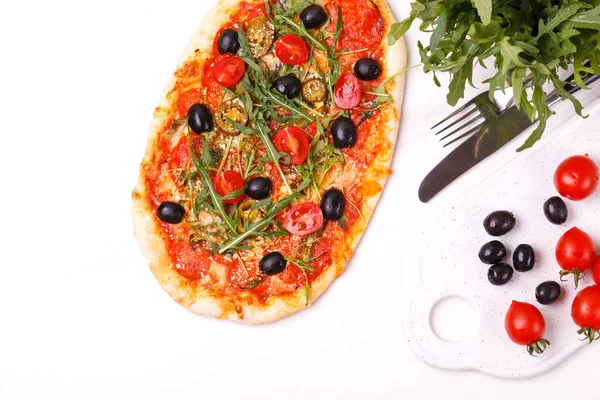 Klassische Italienische Pfefferoni Pizza Pinza Mit Oliven Und Rucola Ansicht Stockfoto