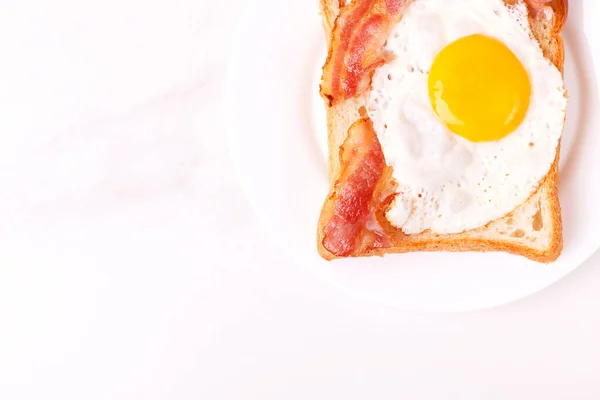 Kızarmış Yumurta Pastırmalı Sandviç Geleneksel Kahvaltı Stok Resim