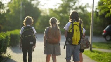 Grup okul sırt çantaları ile öğrencilerin okula geri gidiyor. Onlar eğlenceli yaşıyorsanız.