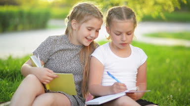 Tatlı kızlar birlikte ödev açık. Onlar bilgi Afterschool alıyorsanız.