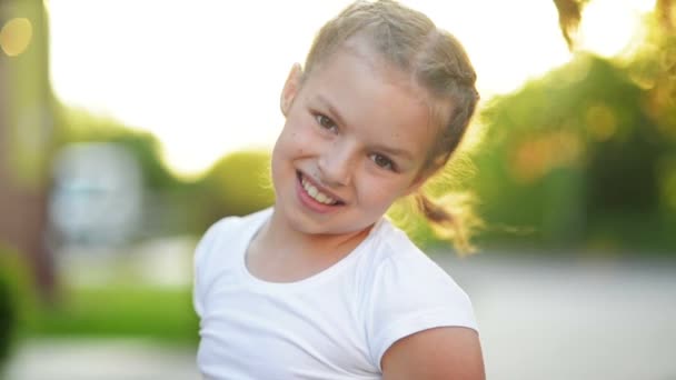 Retrato de Happy Laughing Girl. Ela está sorrindo e se divertindo muito . — Vídeo de Stock