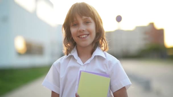 Primer Plano Retrato Chico Europeo Sostiene Libro Sus Manos Sonrisa — Vídeos de Stock