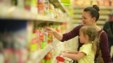 Süpermarkette içecekler için arama kızı ile memnun kadın Shopper.
