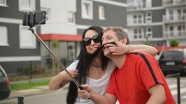 İki aşık Selfie alarak. Bisiklet üzerinde oturuyorlar. Sarılmak ve birbirleri ile flört.