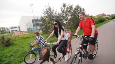 Bir aile yaz hafta sonu birlikte geçiriyor. Çok eğlenceli bir yolculuk Bisiklet yaşıyorsanız.