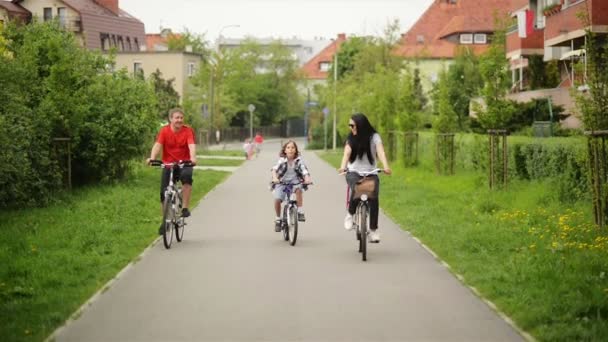 Una familia feliz montando bicicletas. Ellos están pasando este tiempo juntos . — Vídeos de Stock
