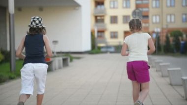 Çocuklar binmek Scooter için güneşli yaz gününde öğrenirler. Çocuklar açık havada scooter ile oynamak. Etkin boş ve çocuk için açık spor.