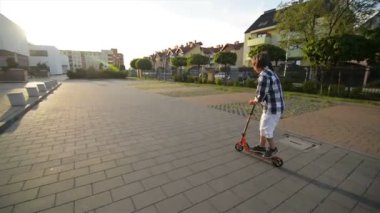 Happy Kids tekme motorla açık sürme vardır. Birlikte oynamak çok eğlenceli.