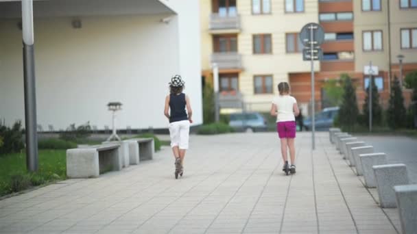 Ευτυχής παιδιά είστε ιππασία στην εξωτερική σκούτερ Kick. Έχουν πολλή διασκέδαση παίζοντας μαζί. — Αρχείο Βίντεο