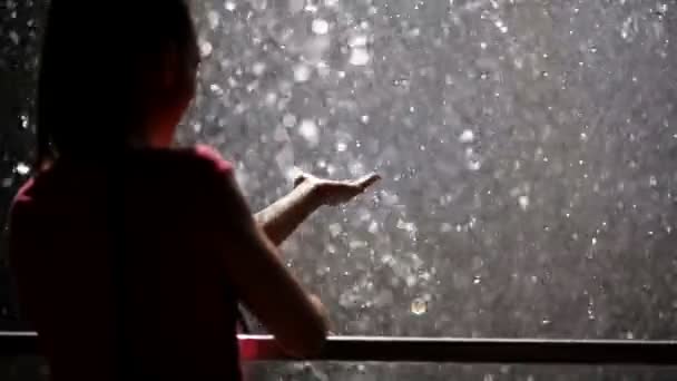 La chica adulta jugando con las gotas de agua que caen. Esta naturaleza captura así . — Vídeos de Stock