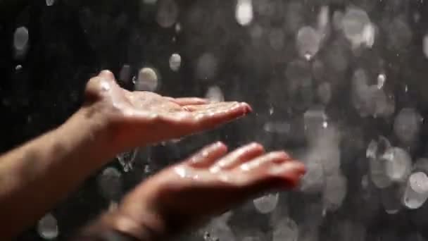 Wassertropfen fallen auf die Handfläche der Frau. Hände völlig nass. Wasser ist die Bewegung. — Stockvideo