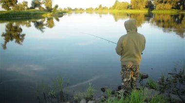 Yalnız balıkçı olta atar. Doğa ile tek başına.