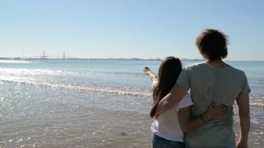 Çift arka plan Beach okyanus Sunrise sarılma. Sarılma ve arka görünüm deniz manzarası üzerinde arıyor insan. Kaç gün batımı tadını çıkarın. Seyahat etmek tatil tatil.