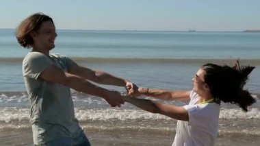 Elele ve Having Fun kaç arkadaş. Onlar beyaz görünüme sahip. Deniz dalgaları ile arka plan üzerinde olduğunu