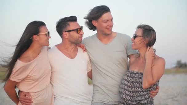 Hermoso retrato de feliz grupo activo de personas durante sus vacaciones en verano cerca del mar . — Vídeos de Stock