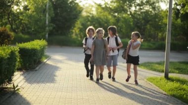 Dört arkadaş okuluna gidiyorsun. Onlar A Lot of eğlenceli çünkü bugün var olan onların ilk gün okulda.