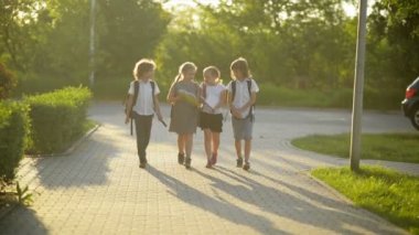 Grup okul sırt çantaları ile öğrencilerin okula geri gidiyor. Onlar eğlenceli yaşıyorsanız.