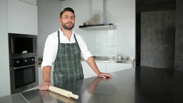 Bonito barbudo em avental posando na cozinha. Ele parece tão feliz. . — Vídeo de Stock