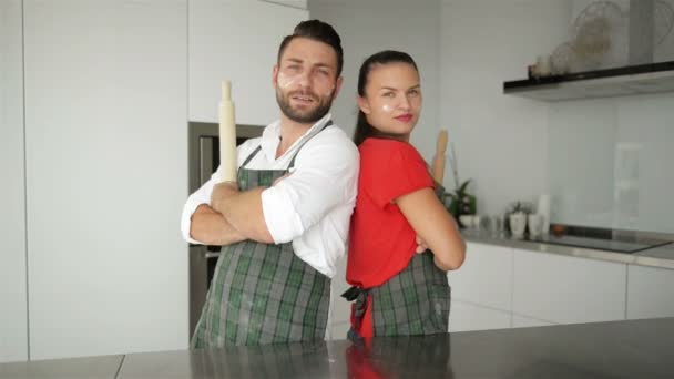 Horizontal Portrait of Surprised Female Leans At Husbands Shoulder Being Shocked That He is not tired after Helping to prepare Pizza, Has Confidence and Strength. Trabalho de casal como equipe na cozinha . — Vídeo de Stock