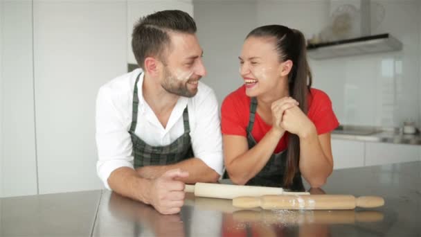 Una pareja posando y mirando a la cámara. Tienen un montón de diversión juntos Staiyng en la cocina moderna . — Vídeos de Stock