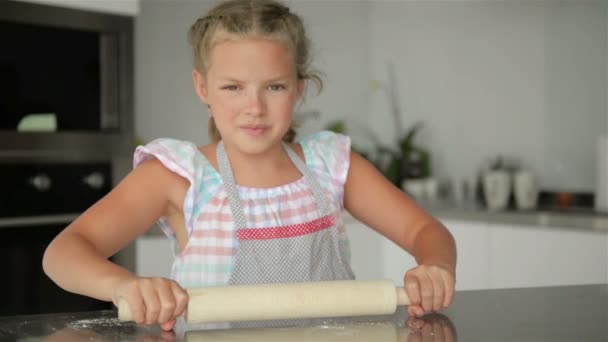 La ragazzina carina aiuta a cucinare. E 'la padrona della cucina. Cucinare le porta un sacco di divertimento . — Video Stock