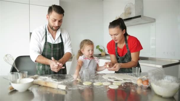 Schattig Klein Meisje Haar Prachtige Ouders Koken Hebben Een Heleboel — Stockvideo