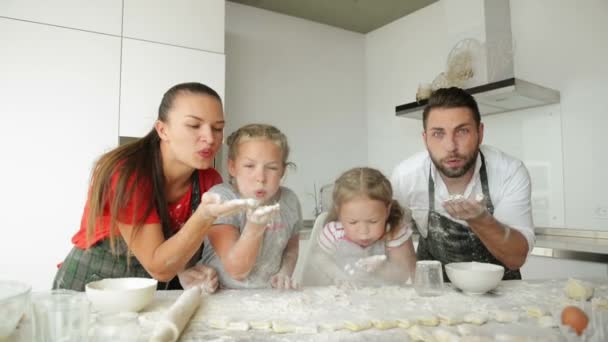 Glückliche Familie Mit Schürzen Bläst Mehl Sie Haben Viel Spaß — Stockvideo