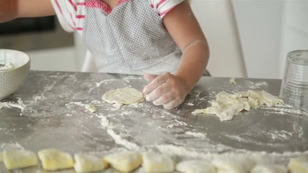 小女孩巧妙地在厨房里应付 她想帮助父母做饭 — 图库视频影像