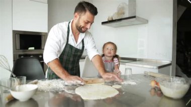 Mutlu bir aile birlikte yemek. Genç Baba kızı yemek yardım ediyor. Eğlenceli, Modern bir mutfak olan Hd,.