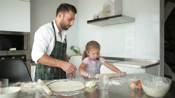 Familia Feliz Cocinando Juntos Joven Padre Está Ayudando Hija Cocinar — Vídeo de stock