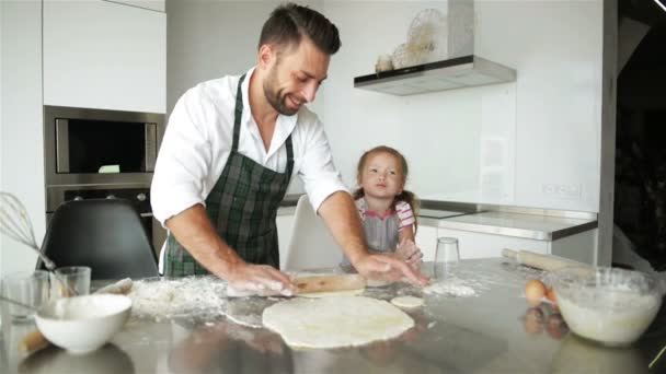 Wspólne Gotowanie Szczęśliwą Rodzinę Młody Ojciec Pomaga Jej Córka Gotowania — Wideo stockowe