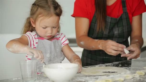 Ευτυχισμένη Αγάπη Οικογένεια Ετοιμάζονται Αρτοποιείο Μαζί Μητέρα Και Παιδί Κόρη — Αρχείο Βίντεο