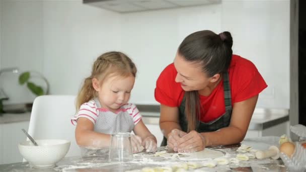 Little Supporter Helping Her Mother Cook Mother Shows Her Daugher — Stock Video