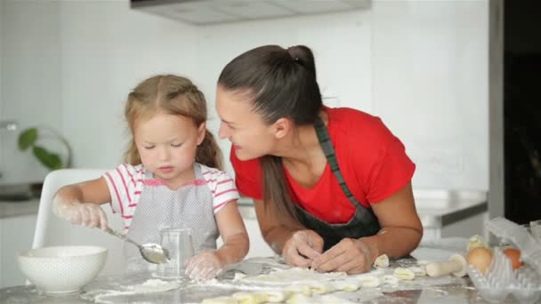 Anne Tatlı Kızı Birbirlerine Sarılma Eğlenceli Togeher Var Modern Mutfak — Stok video