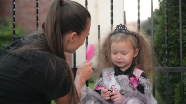 Frau Bereitet Ihre Tochter Auf Halloween Vor Junges Süßes Mädchen — Stockvideo
