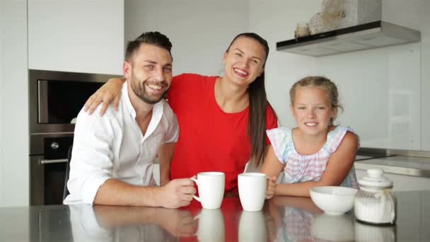 Retrato de la familia feliz en la cocina. Tienen buen humor pasando tiempo juntos . — Vídeos de Stock