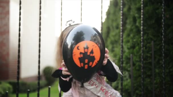 Menina Trajes Princesa Segurando Balão Preto Ela Parece Muito Feliz — Vídeo de Stock