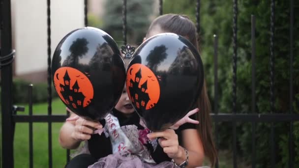 Προσωπογραφία Της Μητέρας Και Χαριτωμένο Κοριτσάκι Γιορτάζουν Halloween Μαζί Μπαλόνια — Αρχείο Βίντεο