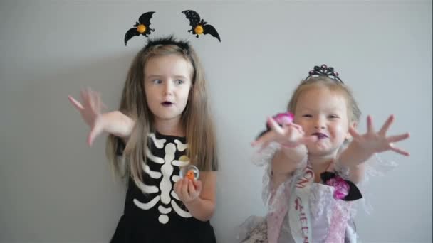 Duas garotas giras em trajes de Halloween estão se divertindo juntas. Fantasias engraçadas. Isolados . — Vídeo de Stock