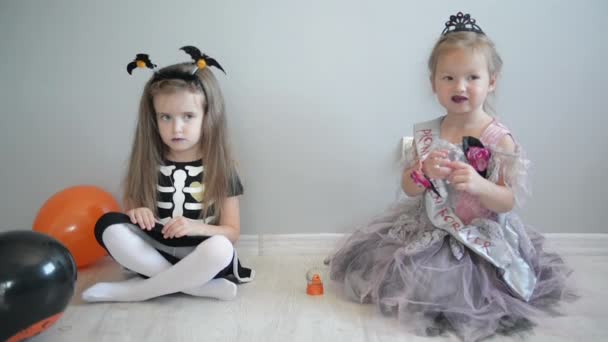 Ridere bambini divertenti sorelle ragazze in costumi da strega che festeggiano Halloween. Si divertono un sacco. . — Video Stock