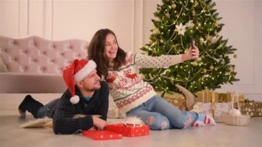 Mutlu genç çift selfie alarak Noel Oda için dekore edilmiştir. Mutlu yeni yıl kavramı. Güzel aile.