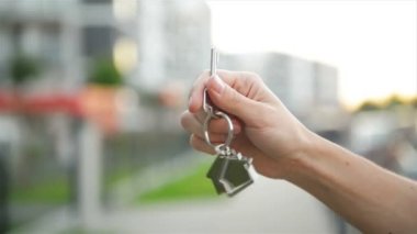 Yeni evinden anahtarı tutan el.