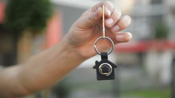 Handen håller nyckeln från ett nytt hus. — Stockvideo