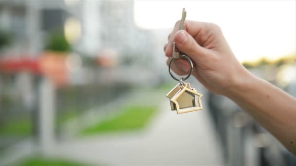 Deweloper przekazuje klucz nowego domu do kupującego. — Wideo stockowe