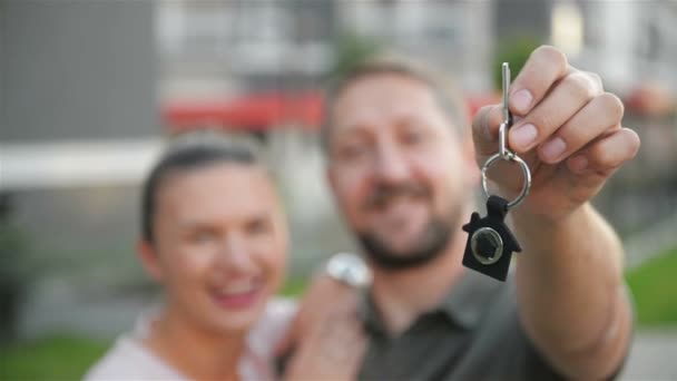 Pareja feliz de pie frente a un nuevo hogar. Buen humor. . — Vídeos de Stock